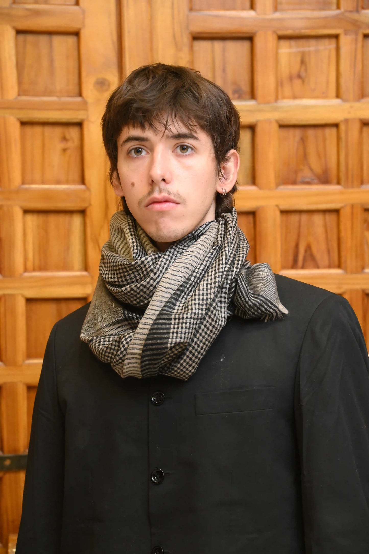 Handwoven Cashmere Scarf (Black)