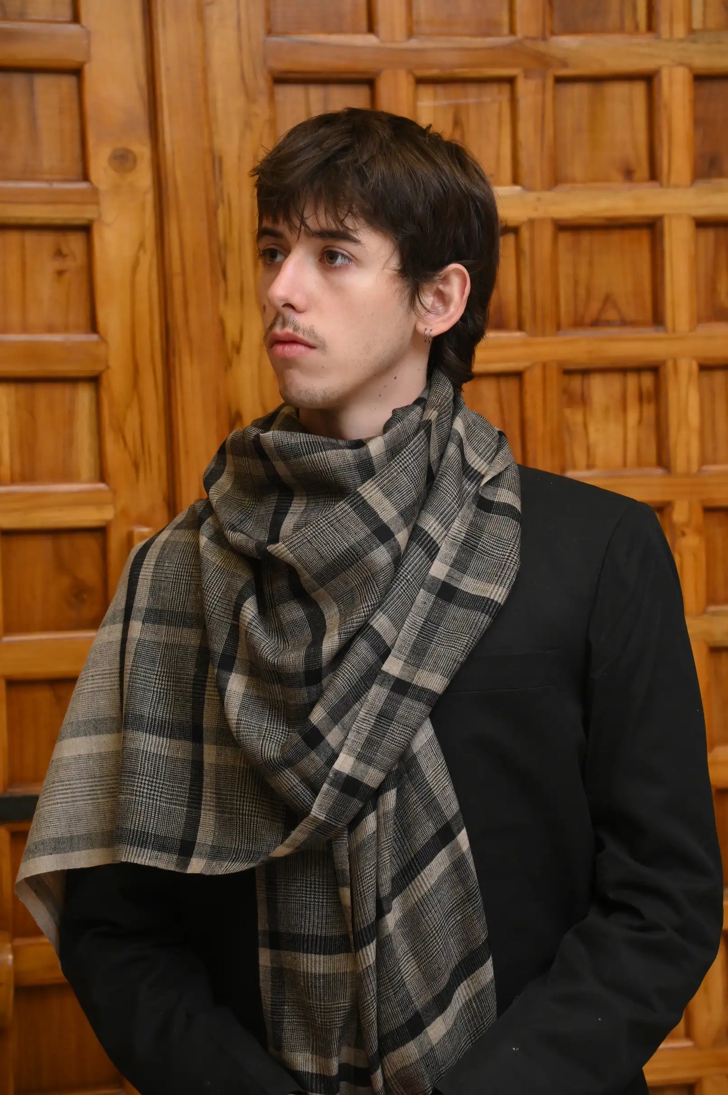 Handwoven Cashmere Scarf (black-gray)