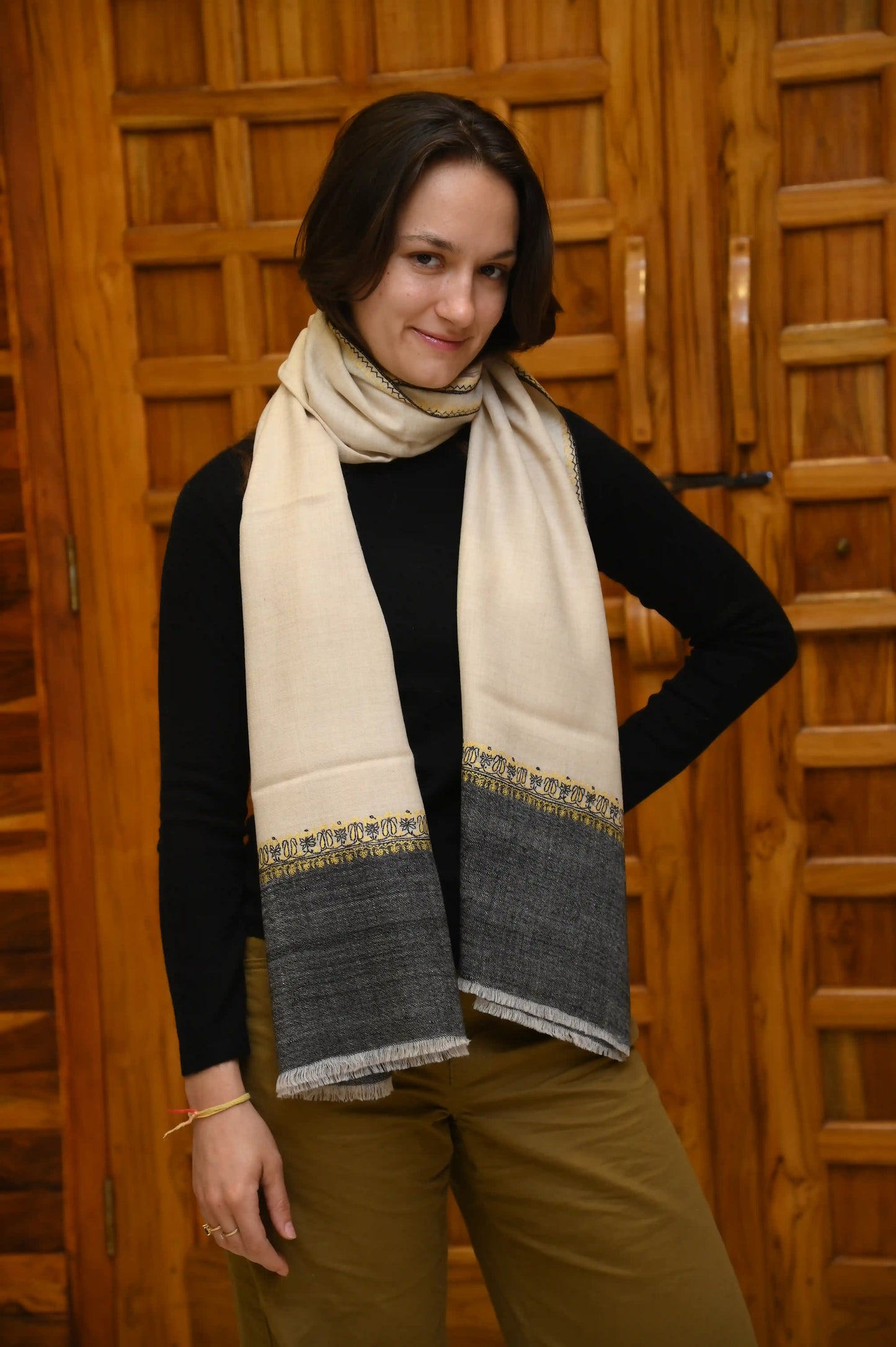 Handwoven Cashmere Scarf (cream-black)