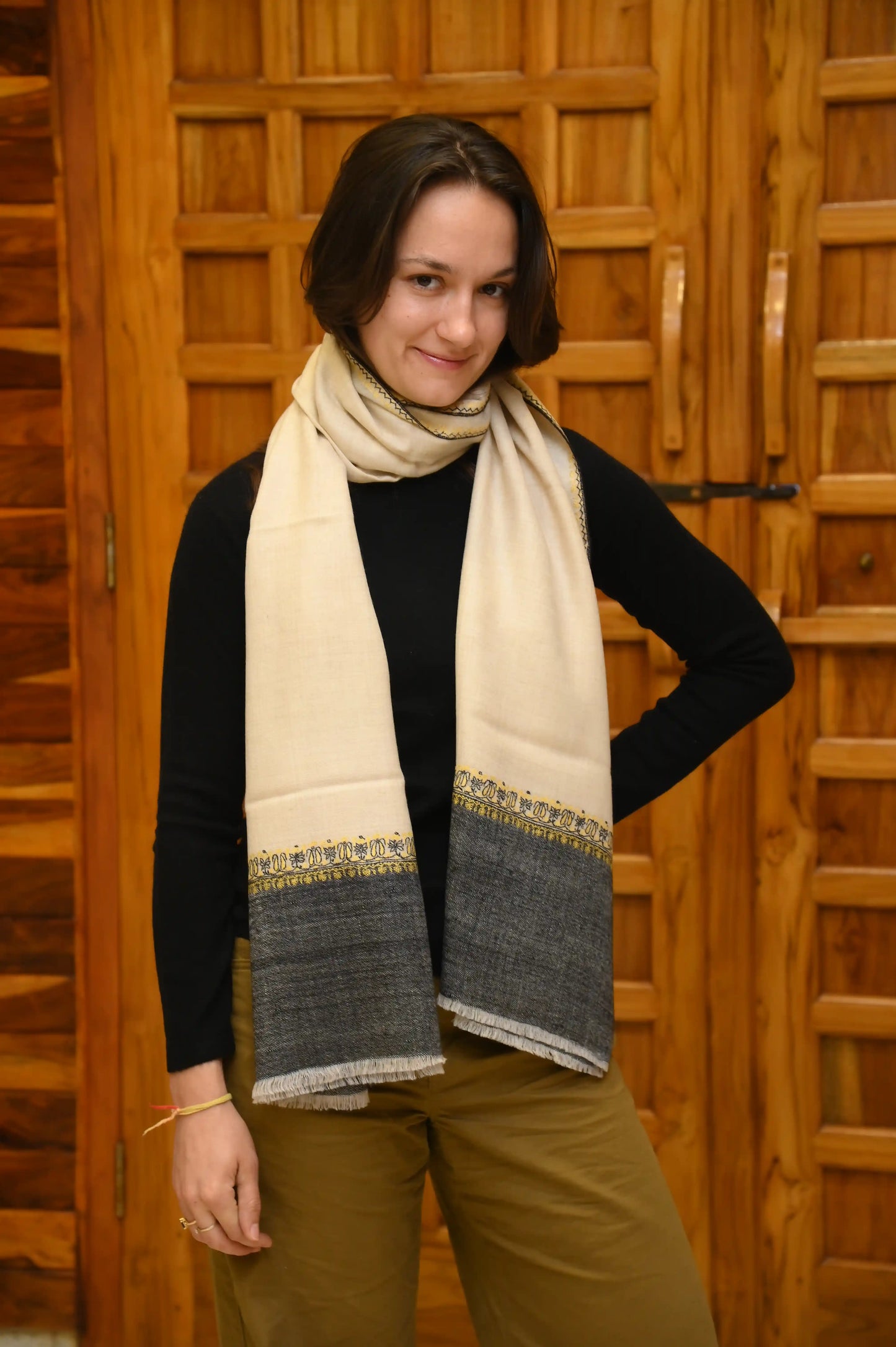 Handwoven Cashmere Scarf (cream-black)